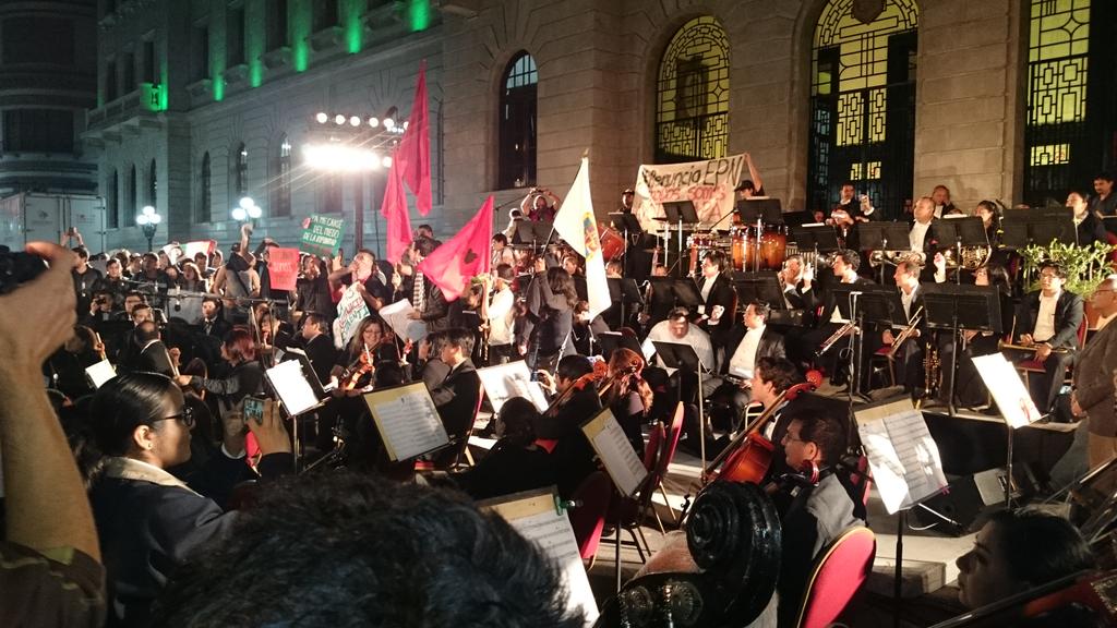 La marcha pro Ayotzinapa irrumpió un concierto sinfónico en Tampico.
