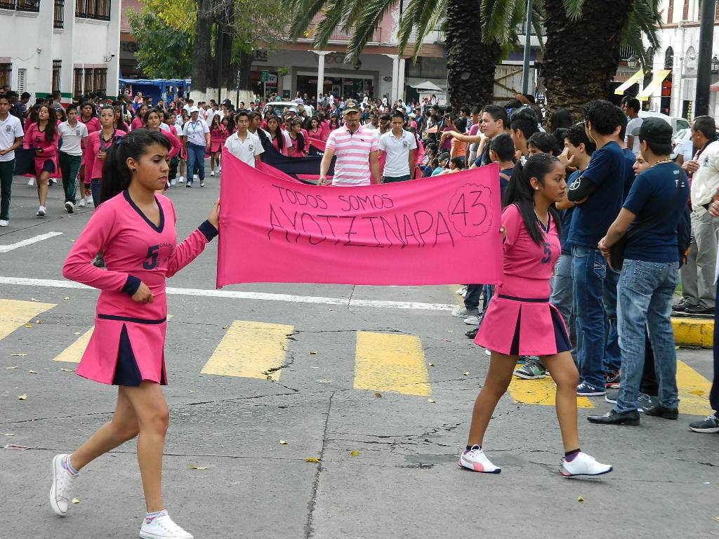 Los participantes en el desfile en Morelia sacaron pancartas por los normalistas desaparecidos