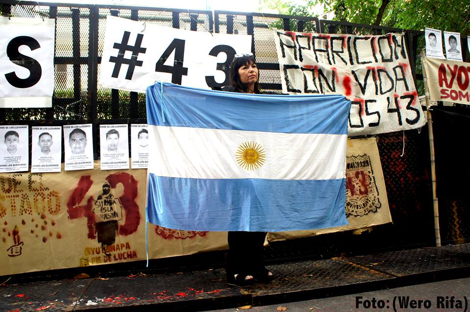 Protesta frente a la embajada de México en Buenos Aires en solidaridad por la desaparición de los 43 normalistas en Ayotzinapa.