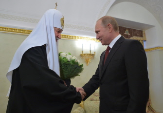 Putin (d) felicita al Patriarca de Moscú y todas las Rusias, Kirik, por su cumpleaños hoy en Moscú