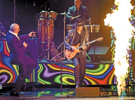 Carlos Santana fué uno de los artistas más destacados de la noche.