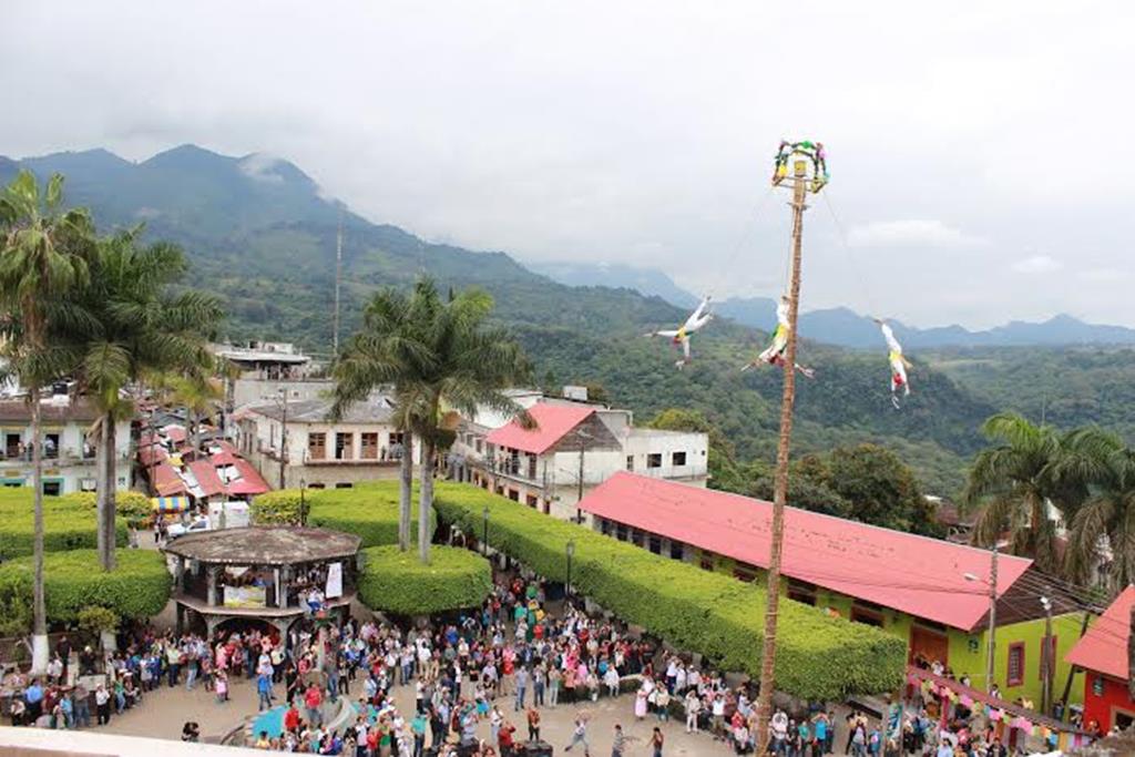 Decenas de personas admiraron el vuelo ritual de la Danza del Gavilán en esta zona de la huasteca.