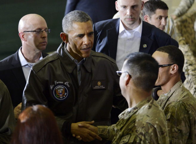 Obama (i) saluda a un soldado estadunidense en la base de Bagram, en Afganistán, durante su visita el pasado 25 de mayo