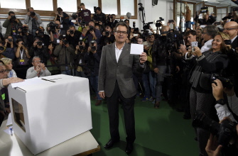 El presidente de la Generalitat de Cataluña, Artur Mas, antes de votar en la consulta soberanista del pasado 9 de noviembre en Barcelona