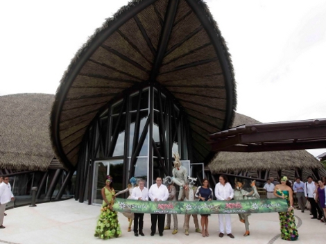 La secretaria de Turismo, Claudia Ruiz Massieu y el gobernador de QRoo, Roberto Borge inauguraron Cirque du Soleil, en la Riviera Maya.