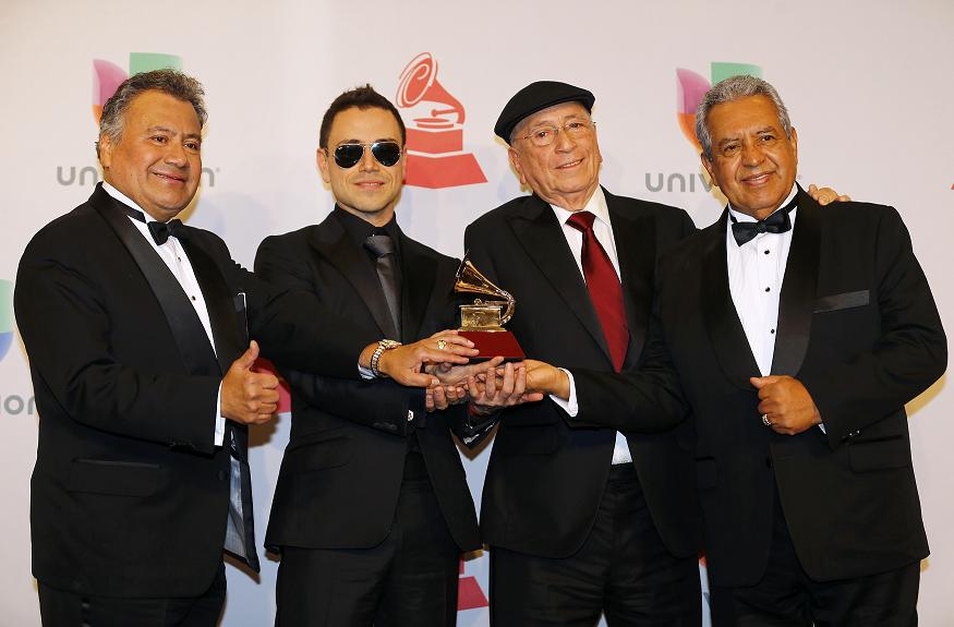 La Sonora Santanera recibió con alegría su Grammy Latino. 