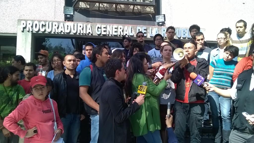 Los manifestantes exigen la liberación de los detenidos.