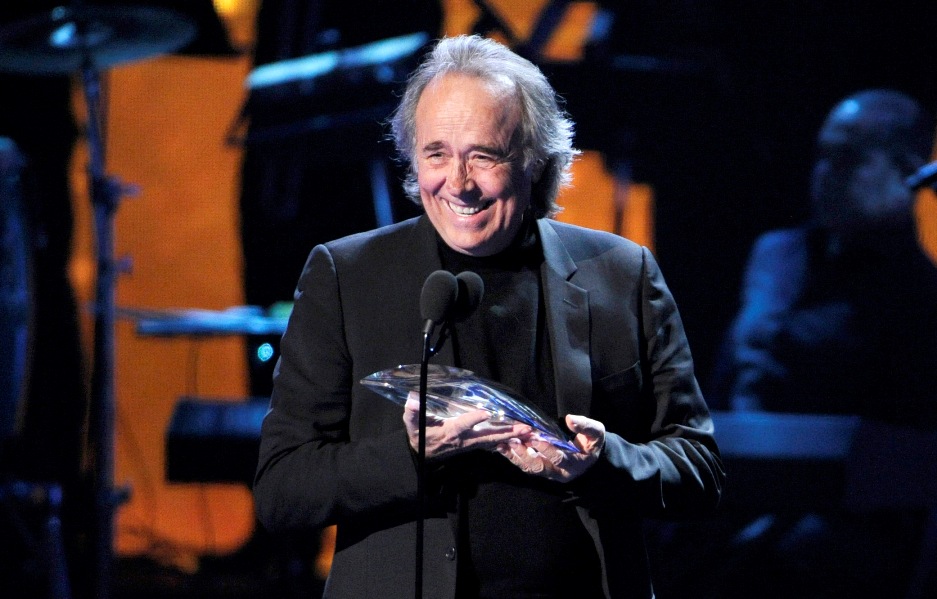 Serrat fue reconocido como Persona del Año en la XV edición del Grammy Latino. 