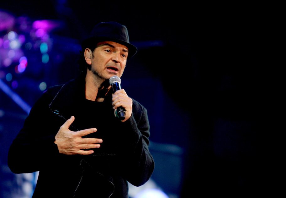 Arjona ataviado con un abrigo negro y un sombrero del mismo color fue presa de piropos.