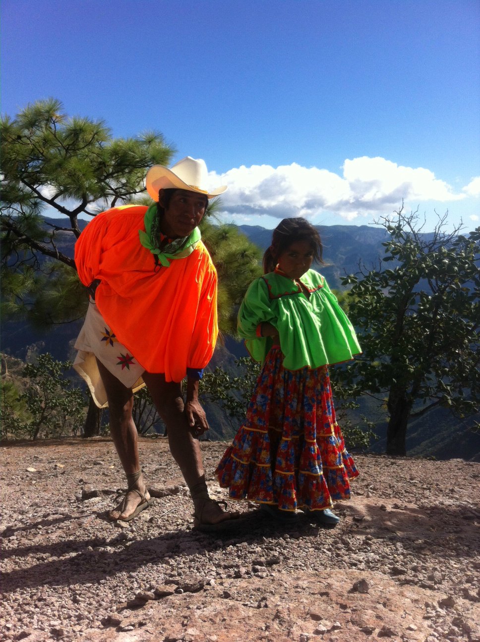 Arnulfo Quimare y su hija Carmen en la remota montaña de Huisuchi.