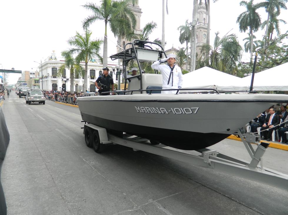 Después los elementos marcharon por el centro de Tampico para mostrar sus artefactos de inteligencia