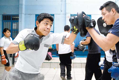 Estudiantes de secundaria participan en una sesión de entrenamiento. 