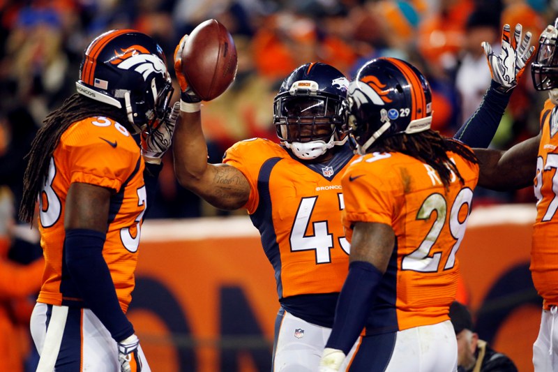 Jugadores de Denver celebran el triunfo 
