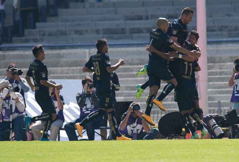 Pumas festeja uno de sus goles