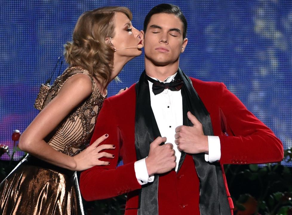 Taylor Swift inició los AMAs.