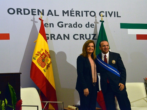 La ministra del Empleo de España, Fátima Báñez otorgó la principal condecoaración del gobierno ibérico al titular del Trabajo, Alfonso Navarrete Prida