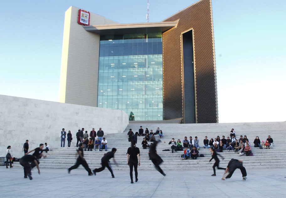 Provocó que improvisaran las escalinatas de la presidencia municipal como gradas para disfrutar del espectáculo.