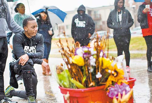 Desde el sábado, manifestantes aguardan en Ferguson la decisión sobre el asesinato de Michael Brown.