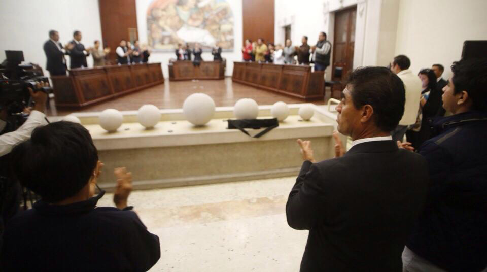 En sesión extraordinaria, se aceptó realizar un homenaje de cuerpo presente en el patio central del Palacio Municipal. 