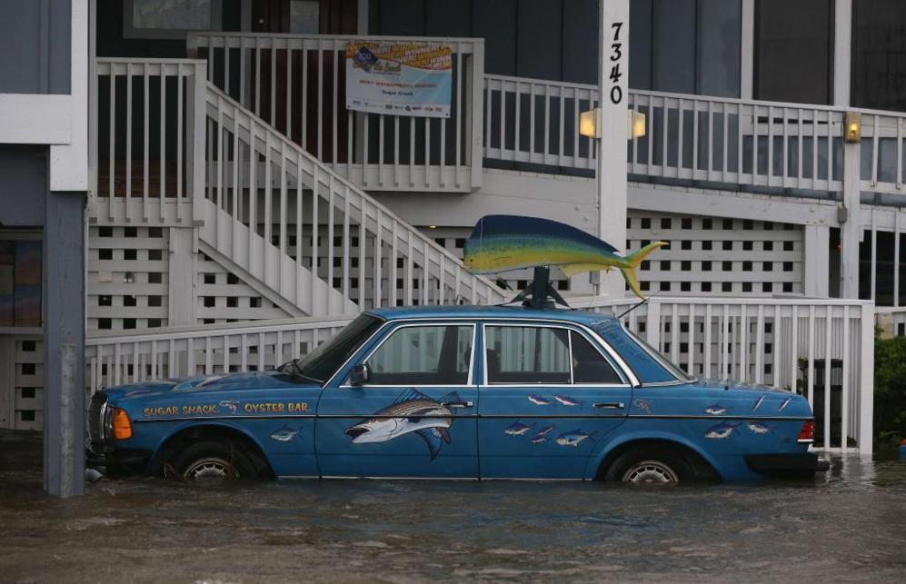 Una calle anegada en la localidad de Nags Head, en Carolina del Norte, tras el paso del huracán Arthur a primeros de julio