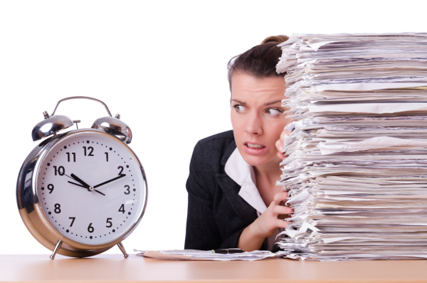 El 48% de los encuestados dijo llevar trabajo a casa para terminarlo en la noche.