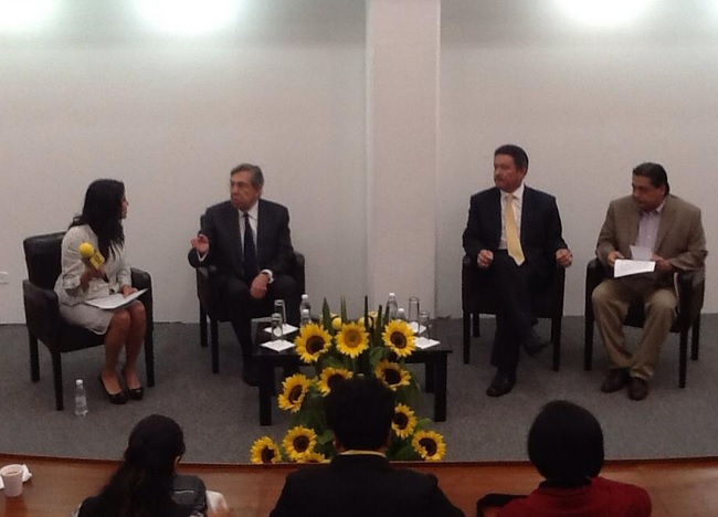 El encuentro público entre Cuauhtémoc Cárdenas y el presidente nacional del PRD, Carlos Navarrete, se realiza en las oficinas del PRD de la colonia Ro