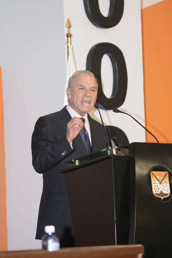 Javier Gándara Magaña en la ceremonia de toma de protesta como alcalde de Hermosillo, en 2009.