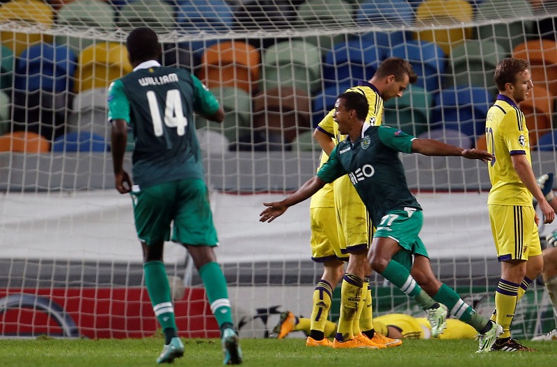 Nani celebra un gol 