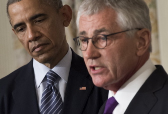 Chuck Hagel (d), junto al presidente Obama (i), al anunciarse este lunes en la Casa Blanca su renuncia al frente del Pentágono