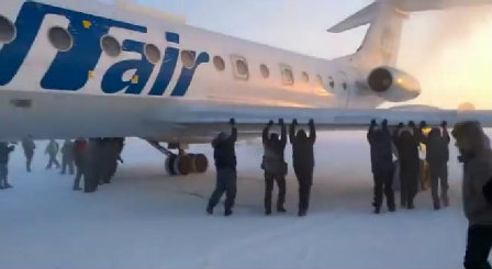 La fiscalía siberiana abrió una investigación para establecer si los servicios del aeropuerto y los pasajeros violaron las normas de seguridad. 