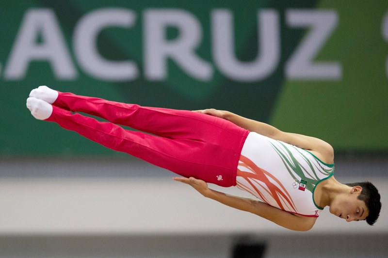 José Vargas demostrando su categoría en la modalidad de gimnasia de trampolín