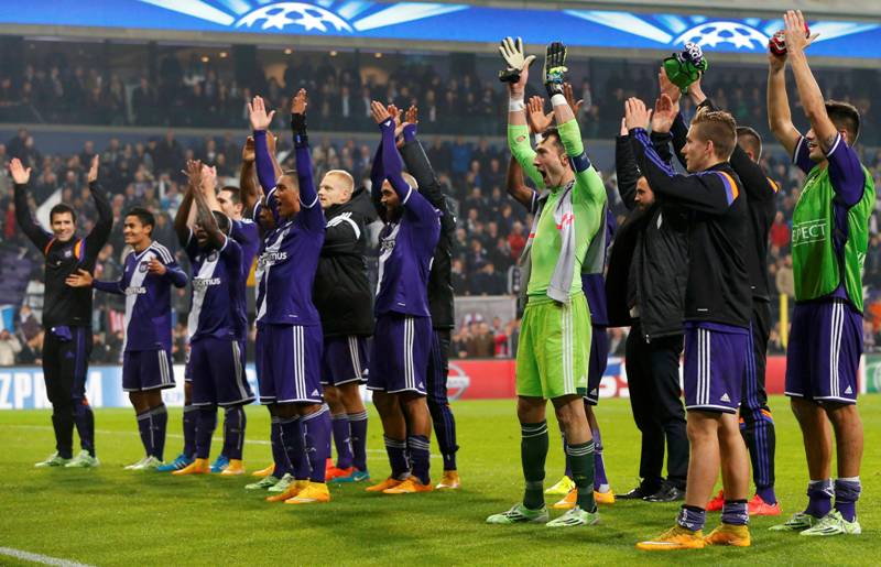 Jugadores del Anderlecht aplauden a su afición 