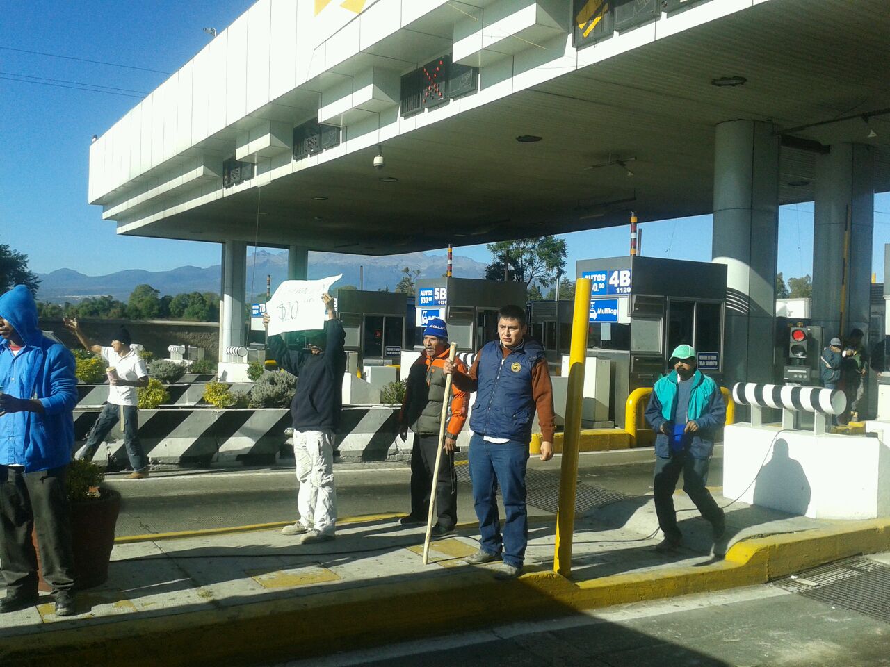 Los manifestantes permiten el paso de los vehículos. 