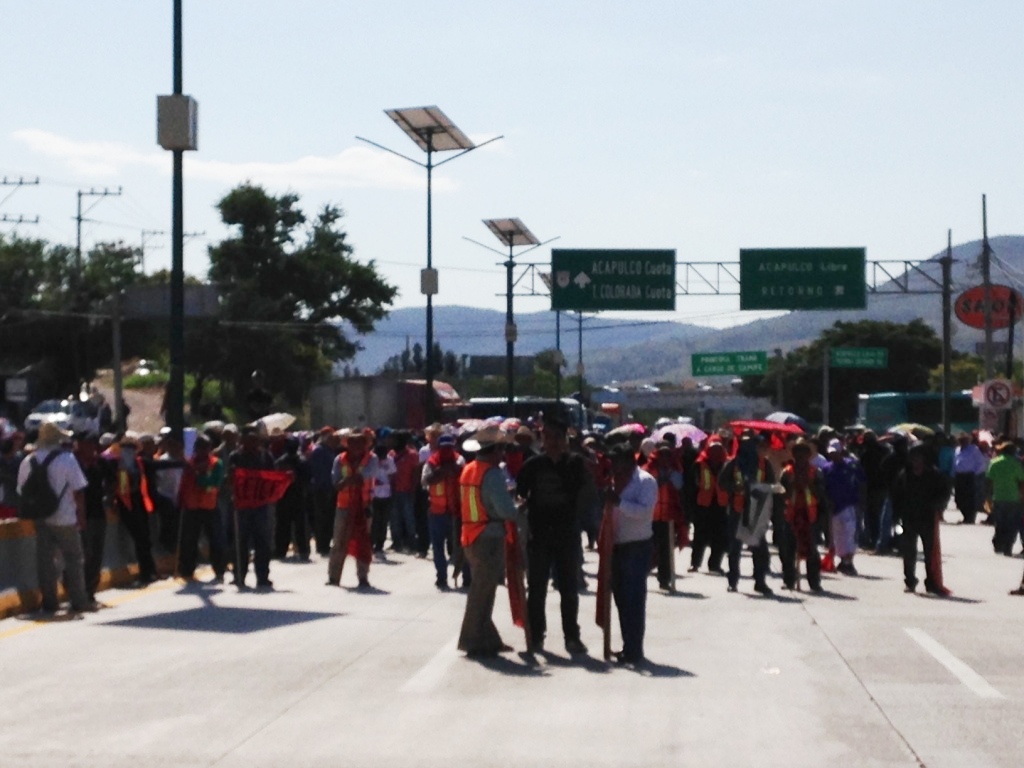 Maestros de la Ceteg y normalistas de Ayotzinapa mantienen un bloqueo en la autopista del Sol.