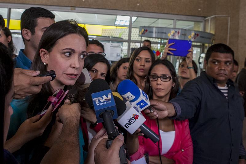 María Corina Machado (i) ofrece declaraciones en las inmediaciones del Consejo Nacional Electoral (CNE) hoy, en Caracas 