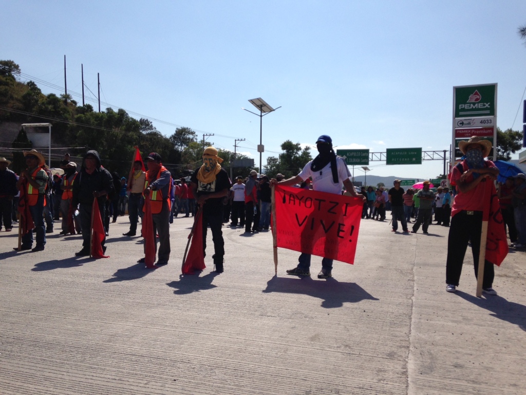 Normalistas y mienbros de la Ceteg bloquean la Autopista del Sol en ambos sentidos 