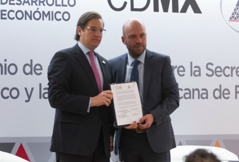 El secretario de Desarrollo Económico del DF, Salomón Chertorivski, y el presidente de la Asociación Mexicana de Franquicias, José Luis Navarro Chinch