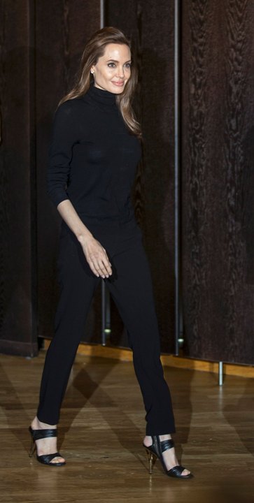 La actriz vistió de negro con un atuendo que contrastó con el sofisticado 'look' que llevó a Inglaterra para la premier de 'Unbroken'. 