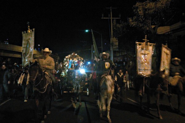 Por las calles de la ciudad de México avanzaron en peregrinación niños, familias y alrededor de 500 adultos en caballos para dar gracias a la virgen p