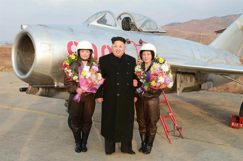 Kim Jong-un, con las primeras mujeres pilotos de aviones de combate de Corea del Norte, en una locación desconocida 
