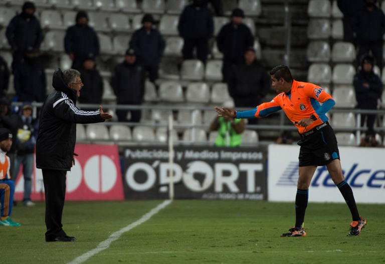 Ricardo Ferretti discutiendo con Miguel Ángel Chacón en el partido de Ida de Cuartos de Final entre Pachuca y Tigres