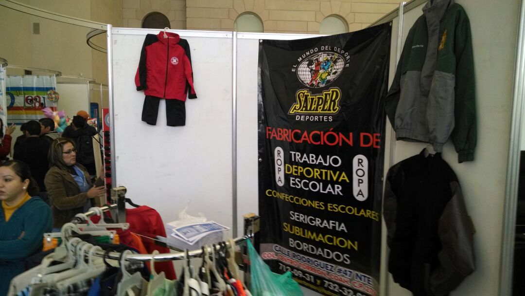 Bajas ventas en empresas locales afectan la economía. 