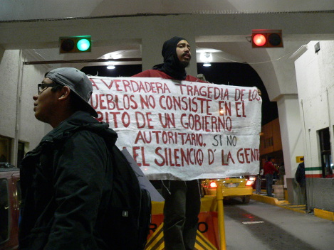 Los estudiantes permitieron el libre paso en el puente fronterizo