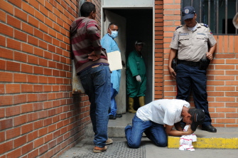 Un hombre llora al saber que su hijo está entre los 35 presos que murieron en el envenenamiento masivo, en Barquisimeto, a 250 km de Caracas
