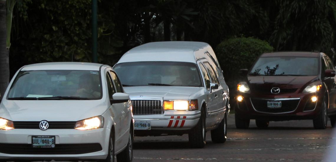 La corte fúnebre desfiló por Isla Dorada. 