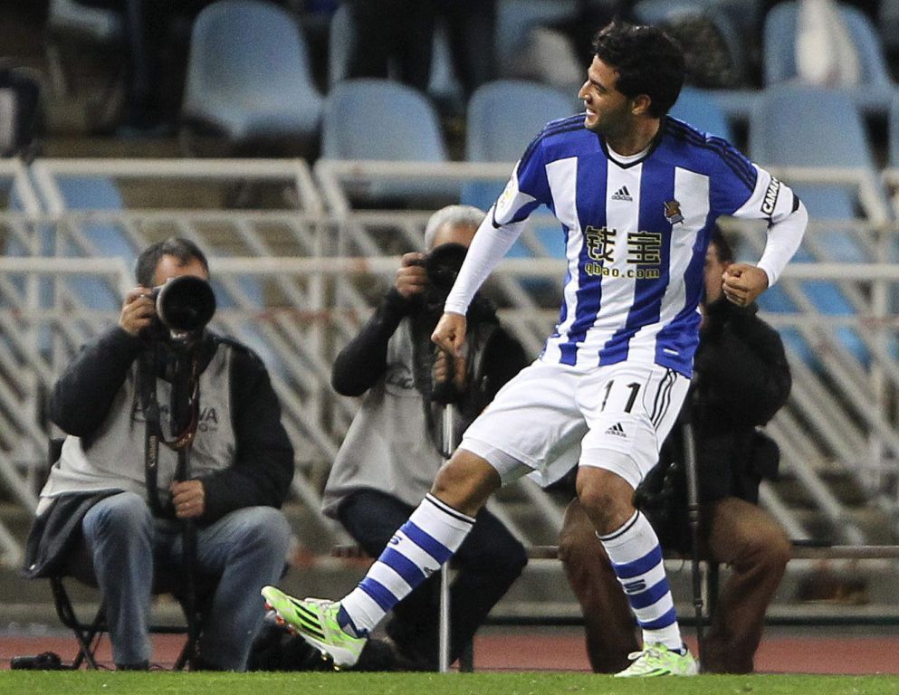 El mexicano Carlos Vela brilló con su equipo anotando los tres goles del triunfo ante el Elche