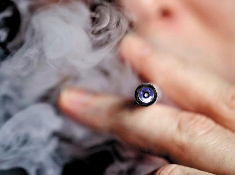 La OMS sugirió a los gobiernos prohibir el uso de esos artefactos en lugares cerrados.