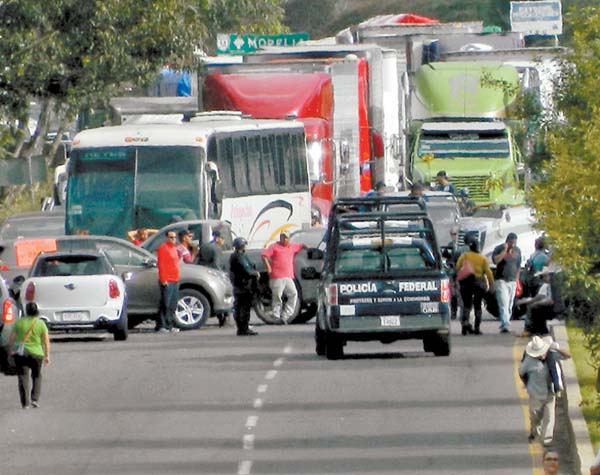 Vehículos varados en una de las avenidas del municipio. 