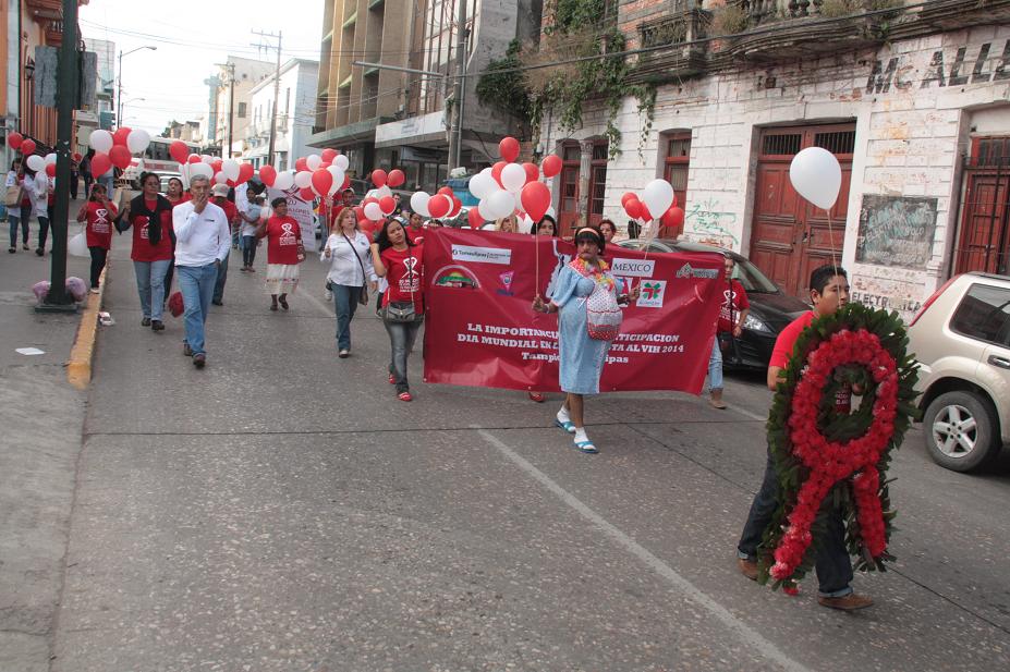 Agrupaciones pro derechos de las personas con VIH marcharon en Tampico.