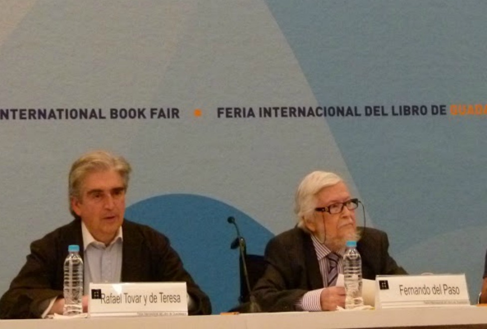 Fernando del Paso (der) hablando de Paz